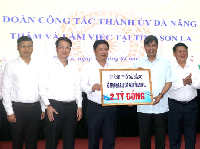 On behalf of the Da Nang authorities and people, Party Committee Standing Deputy Secretary cum People’s Council Chairman Luong Nguyen Minh Triet (centre) presents VND 2 billion in aid to Son La Province on April 22.  