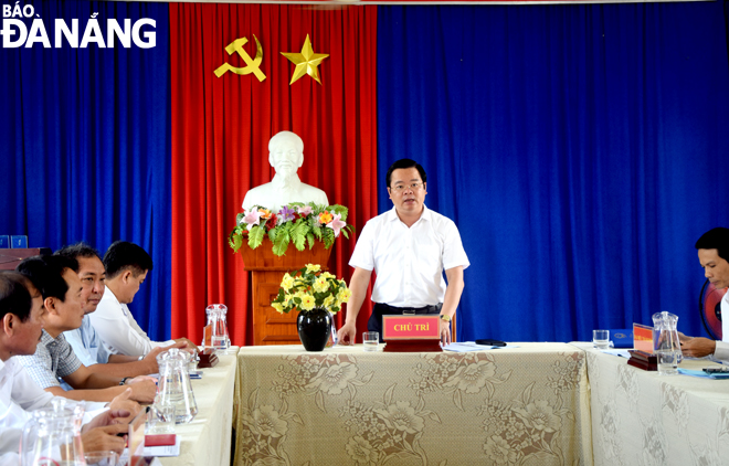 Phó Chủ tịch HĐND thành phố Lê Minh Trung phát biểu chỉ đạo tại buổi làm việc. Ảnh: TRỌNG HUY