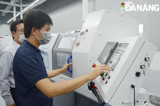 Boosting administrative reform and IT application is amongst effective solutions to contribute to improving PCI. Here is a scene of production activities at Vina ICT Company Limited, Hi-tech Park, Hoa Lien Commune, Hoa Vang District. Photo: M.QUE