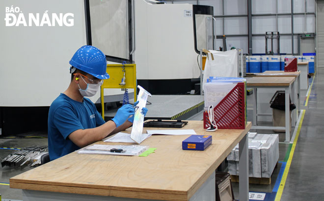  The business community highly lauds Da Nang government’s efforts in administrative reform and IT application in public services. Employees are seen working at the Universal Alloy Corporation Vietnam Company Limited, in the Da Nang Hi-Tech Park. Photo: P. LAN