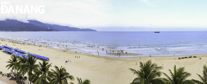 Bãi biển Mỹ Khê (Đà Nẵng) trải dài tít tắp, nước trong xanh. Ảnh: PHẠM DOÃN TRIỀU