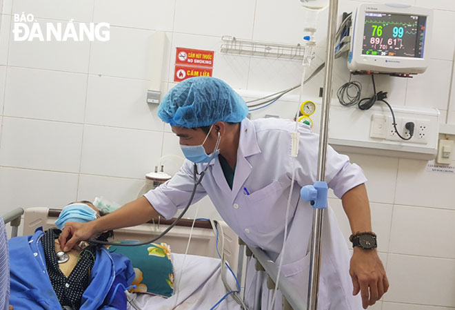 Doctor examines a patient with tuberculosis at the Da Nang Lung Hospital