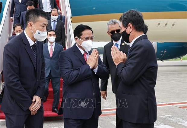 Prime Minister Pham Minh Chinh (centre) is welcomed at Soekarno-Hatta International Airport by staff of the Vietnamese Embassy in Indonesia and Vietnam's permanent mission to ASEAN on April 23 (Photo: VNA)