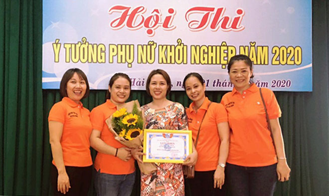 Chị Nguyễn Mỹ Hạnh (giữa) đoạt giải Nhất hội thi “Ý tưởng phụ nữ khởi nghiệp” năm 2020 do Hội Liên hiệp Phụ nữ quận Hải Châu tổ chức vào tháng 7-2020. (Ảnh do nhân vật cung cấp)