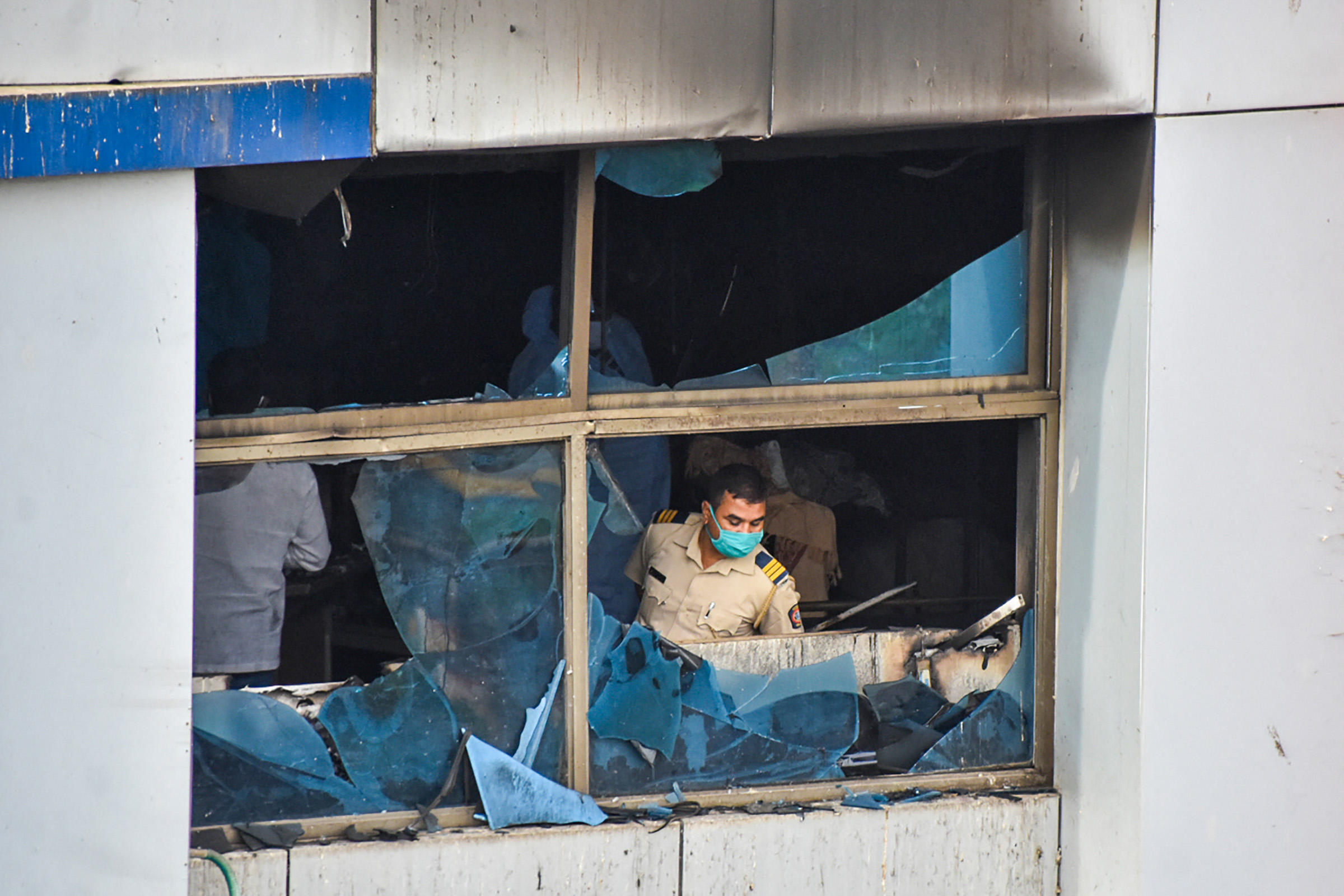 Cảnh sát kiểm tra một căn phòng bị cháy tại Bệnh viện Vijay Vallabh, ngoại ô Mumbai ngày 23-4.  Ảnh: AFP/Getty Images