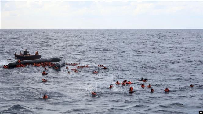 Người di cư và tị nạn được lực lượng của tổ chức NGO Open Arms giải cứu ngoài khơi Địa Trung Hải ngày 11-11-2020. Ảnh: AP/TTXVN
