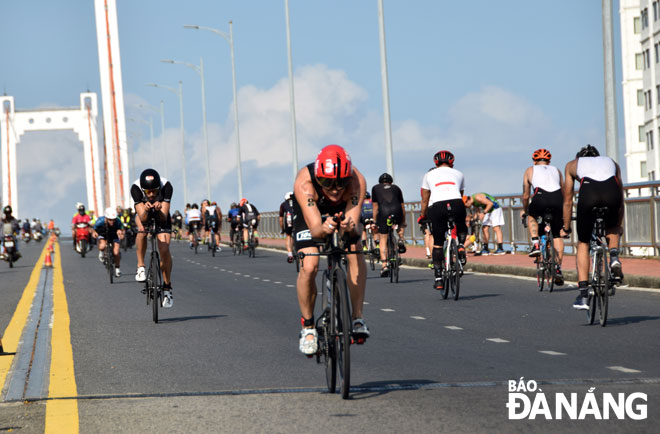 Tại IRONMAN 70-3 Đà Nẵng - Việt Nam 2021, các VĐV sẽ không tranh tài trên những tuyến đường quen thuộc như ở sự kiện này vào năm 2019 (ảnh). Ảnh: ANH VŨ