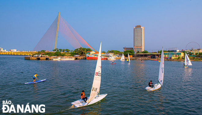 Da Nang has organised many exciting entertainment activities to tempt visitors back on the upcoming holidays. Here is a scene of the 2021 ‘Da Nang SUP Race 2021, which was held on the occasion of Da Nang’s Liberation Day (March 29), attracting lots of locals and visitors. Photo: KIM LIEN