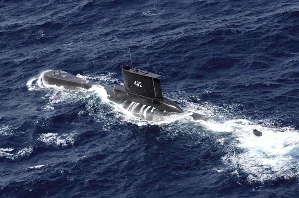 Tàu ngầm Hải quân Indonesia KRI Nanggala di chuyển trong vùng biển ngoài khơi Tuban, Đông Java, Indonesia. Ảnh: AP