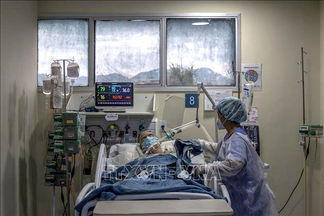 Nhân viên y tế điều trị cho bệnh nhân tại bệnh viện ở Rio de Janeiro, Brazil ngày 5-3-2021. Ảnh: AFP/TTXVN