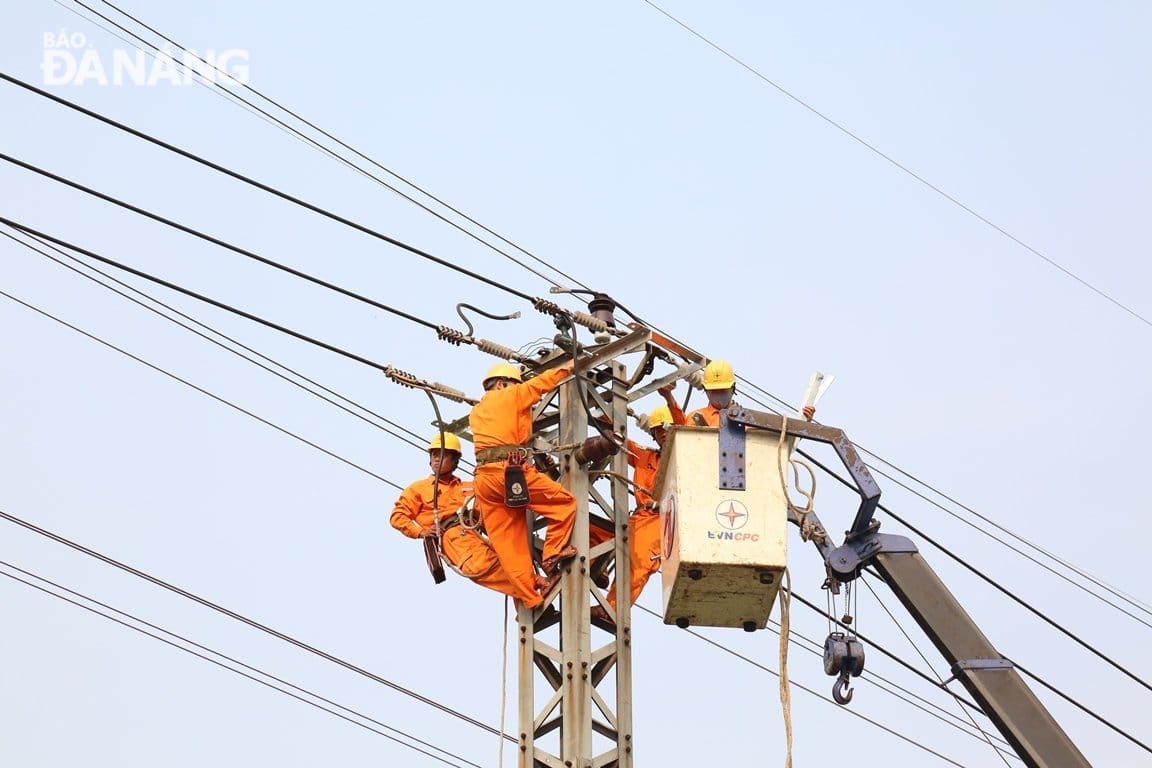 EVNCPC has strengthened the implementation of cleaning and maintenance of the power grid to ensure smooth electricity supplies during the upcoming public holidays.