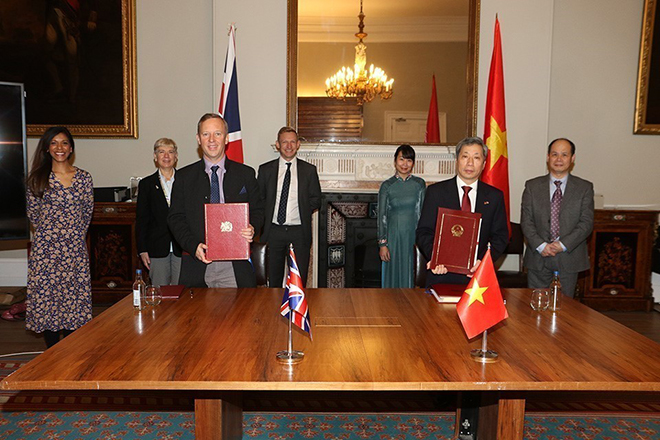 Đại sứ Việt Nam Trần Ngọc An và Đại sứ Vương quốc Anh Gareth Edward Ward ký Hiệp định Thương mại tự do Việt Nam - Vương quốc Anh. Ảnh: TTXVN phát