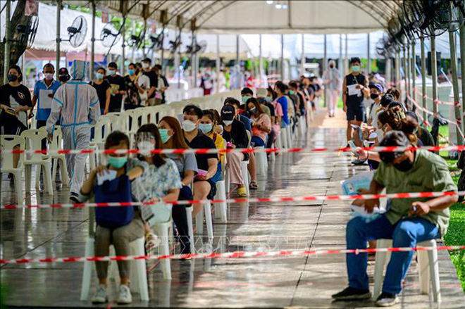 Người dân xếp hàng chờ xét nghiệm Covid-19 tại Bangkok, Thái Lan. Ảnh: AFP/TTXVN