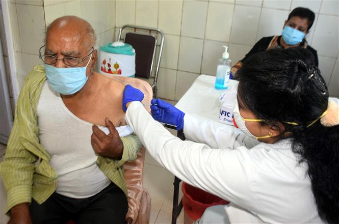 Tiêm vaccine ngừa COVID-19 cho người dân tại Faridabad, Ấn Độ ngày 24/4/2021. Ảnh: THX/TTXVN