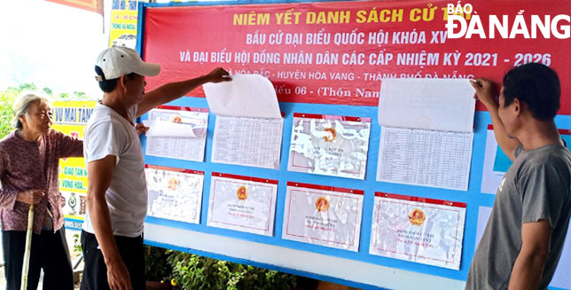 Người dân thôn Nam Yên, xã Hòa Bắc, huyện Hòa Vang theo dõi danh sách cử tri được niêm yết tại khu vực bầu cử số 6.          										           Ảnh: TRỌNG HUY 