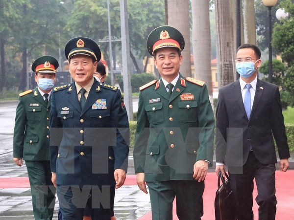  Vietnamese Minister of National Defence Sen. Lieut. Gen. Phan Van Giang (front, right) welcomes Chinese State Councillor and Minister of National Defence Sen. Lieut. Gen. Wei Fenghe (front, left) in Hanoi on April 25. (Photo: VNA)