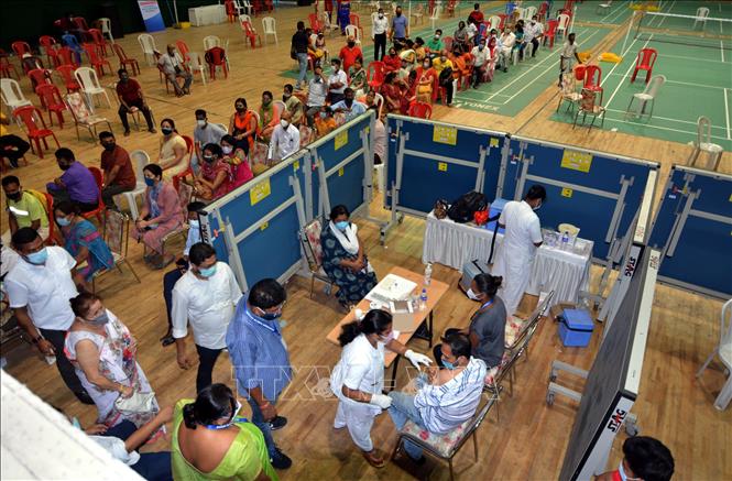 Người dân xếp hàng chờ được tiêm vaccine ngừa COVID-19 tại Guwahati, Ấn Độ, ngày 22/4/2021. Ảnh: THX/TTXVN
