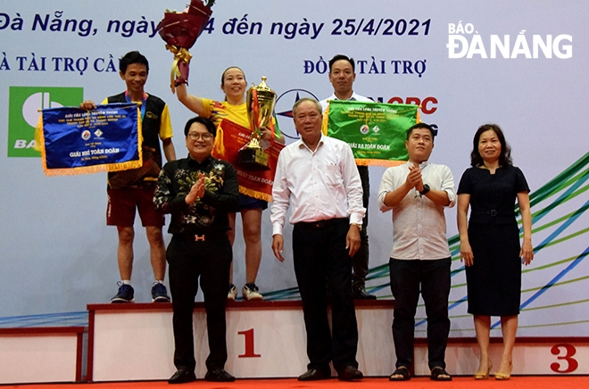 Ban tổ chức trao giải thưởng cho 3 CLB giành 3 thứ hạng cao nhất toàn đoàn (từ trái sang): CLB Tuấn Thi, CLB Hiền Linh và CLB gỗ Lê Quang. Ảnh: BẢO AN