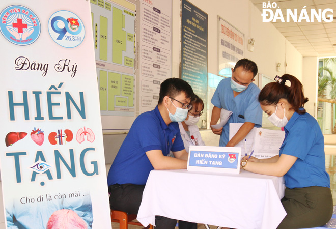 The Da Nang General Hospital’s Youth Union members registering for donating their organs after their death (Photo: THANH TINH)