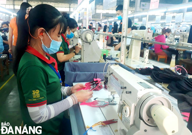 Currently, many workers employed by Da Nang-based enterprises are from other nationwide localities. Workers at the Da Nang Huu Nghi Trading - Production JSC are seen during working hours. (Photo: THANH VAN)
