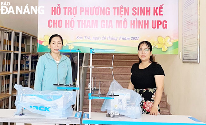 Đại diện lãnh đạo UBND phường Nại Hiên Đông, quận Sơn Trà (phải) trao phương tiện sinh kế, tạo điều kiện để hộ nghèo làm ăn, phát triển kinh tế gia đình. Ảnh: L.P	
