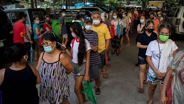 People queue for free food from a community pantry amid the COVID-19 outbreak in Quezon City, Metro Manila, on Apr 23, 2021. (Photo: Reuters)