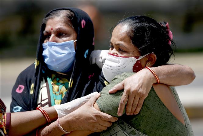 Thương khóc người thân tử vong vì dịch Covid-19 tại khu vực nhà xác bệnh viện ở Ahmedabad, Ấn Độ, ngày 21-4-2021. Ảnh: THX/TTXVN