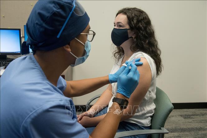 Tiêm thử nghiệm vaccine ngừa Covid-19 cho tình nguyện viên tại Detroit, bang Michigan, Mỹ ngày 5-8-2020. Ảnh: AFP/TTXVN
