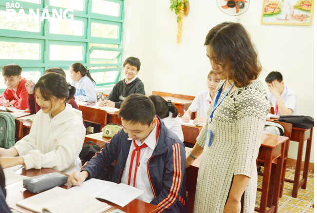 Giáo viên Trường THCS Lê Thánh Tôn ôn tập cho học sinh chuẩn bị kiến thức thi tuyển sinh lớp 10.  Ảnh: NGỌC PHÚ	