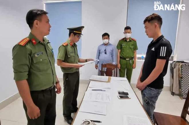 The Da Nang police in progress of arresting one of the 14 suspects who joined a ring brokering Chinese nationals to unlawfully enter and stay in Viet Nam