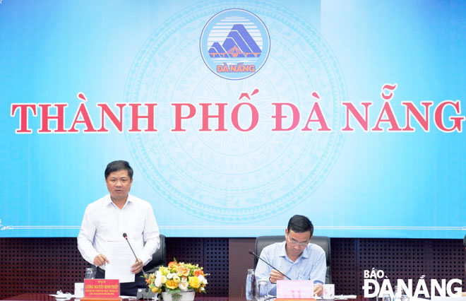Da Nang Party Committee Permanent Deputy Secretary cum People’s Council Chairman Luong Nguyen Minh Triet, delivers his instructions on COVID-19 prevention and control at a meeting on April 26.