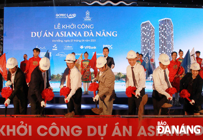 Da Nang People’s Committee Chairman Le Trung Chinh (3rd from right) and People's Council Vice Chairman Le Minh Trung (3rd from left) attending the groundbreaking ceremony of the Asiana Luxury Residences Da Nang project