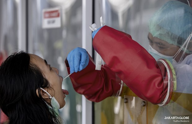 A woman undergoes swab test for coronavirus at GSI Lab in Cilandak, South Jakarta, Indonesia in February (Photo: https://jakartaglobe.id/)