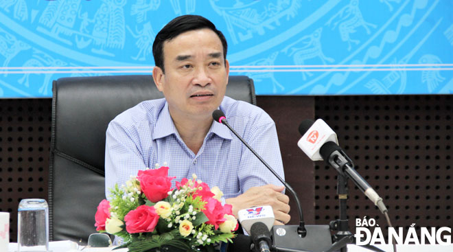 Da Nang Peoples Committee Chairman Le Trung Chinh chaired the press conference for the first quarter of 2021 on Monday. (Photo: LAM PHUONG)