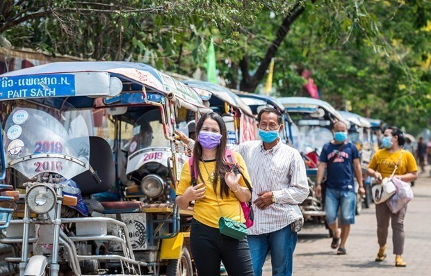 Người dân đeo khẩu trang phòng dịch ở Lào. Ảnh: TTXVN