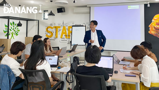 Đại diện Ban Quản lý Khu Công nghệ cao và các khu công nghiệp Đà Nẵng giới thiệu các chính sách hỗ trợ của thành phố cho startup. (Ảnh: Ban Quản lý cung cấp)	