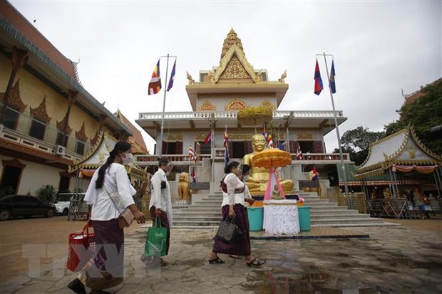 People wear masks against COVID-19 in Cambodia. (Photo: VNA)