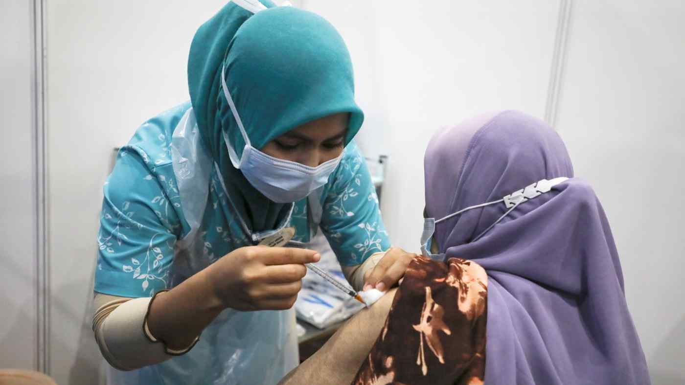 Người dân được tiêm vắc-xin ngừa Covid-19 ở Subang Jaya, Malaysia ngày 26-4. Ảnh: Reuters	