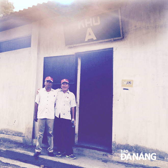 Ông Nguyễn Văn Minh (phải) và người bạn cùng là cựu tù Côn Đảo thăm lại nhà lao Côn Đảo năm 2017. (Ảnh do nhân vật cung cấp)