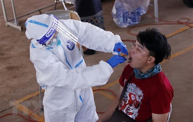 Taking samples for SARS-CoV-2 testing in Vientiane (Photo: VNA)