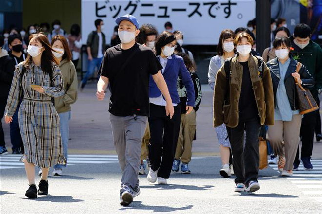 Người dân đeo khẩu trang phòng dịch Covid-19 tại Tokyo, Nhật Bản, ngày 18-4-2021. Ảnh: AFP/TTXVN