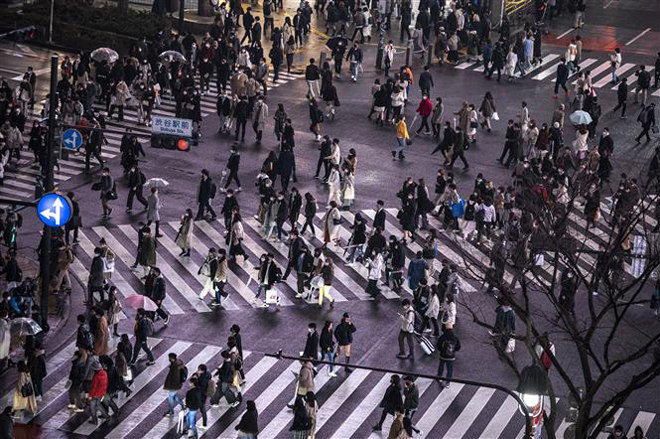 Người dân đeo khẩu trang phòng dịch Covid-19 tại Tokyo, Nhật Bản, ngày 5-3-2021. Ảnh: AFP/TTXVN