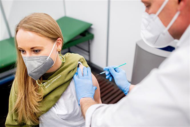 Tiêm vaccine ngừa Covid-19 cho người dân tại Bremen, Đức, ngày 26-2-2021. Ảnh: AFP/TTXVN