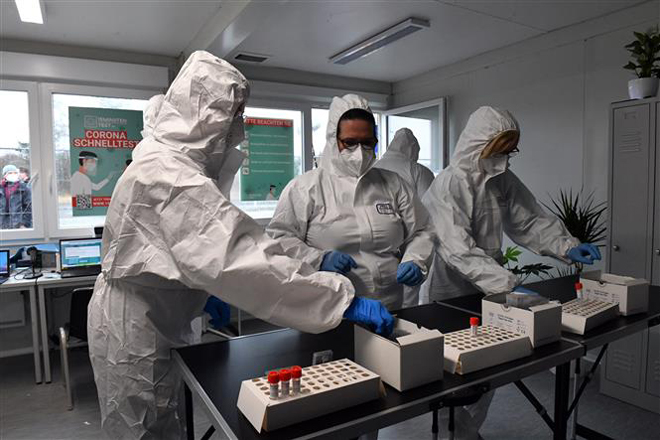 Nhân viên y tế làm việc tại một điểm xét nghiệm Covid-19 ở Lubieszyn, Ba Lan ngày 13-3-2021. Ảnh: PAP/TTXVN