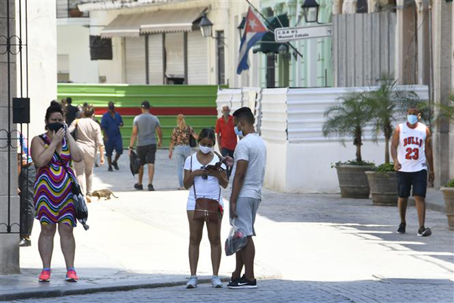 Người dân đeo khẩu trang phòng dịch Covid-19 tại La Habana, Cuba, ngày 15-4-2021. Ảnh: THX/TTXVN