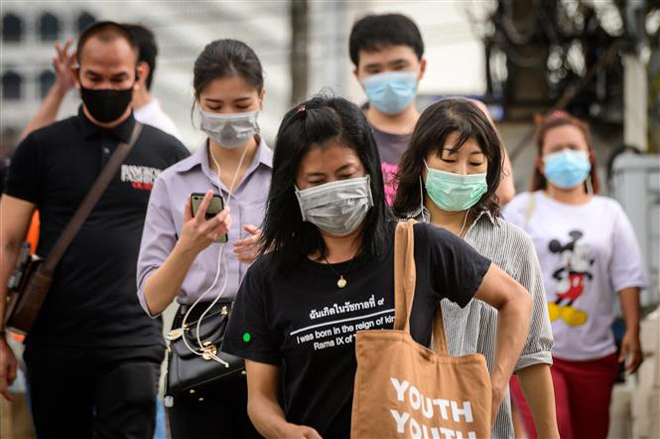 Người dân đeo khẩu trang phòng dịch Covid-19 tại Bangkok, Thái Lan ngày 26-4-2021. Ảnh: AFP/TTXVN