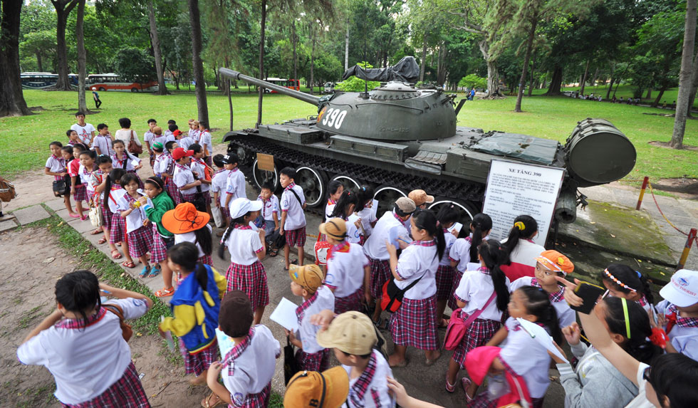 Học sinh tham quan xe tăng 390 tại Dinh Độc Lập (Thành phố Hồ Chí Minh), một biểu tượng của chiến thắng, hòa bình và sự toàn vẹn lãnh thổ của đất nước Việt Nam.