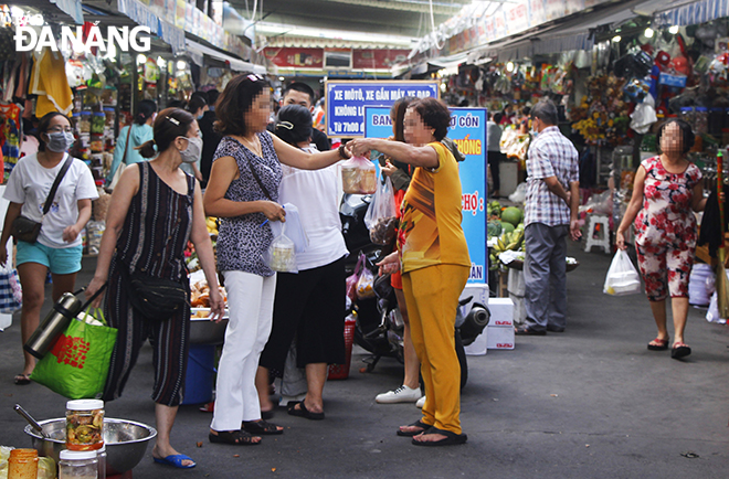 Nhiều người dân, tiểu thương tại chợ Cồn không mang khẩu trang khi trao đổi mua bán. (Ảnh chụp chiều 27-4)