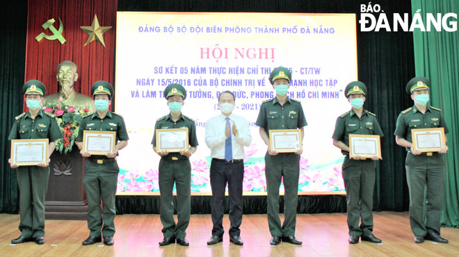 Trưởng ban Tuyên giáo Thành ủy Nguyễn Đình Vĩnh (giữa) trao khen thưởng cho các tập thể đạt thành tích xuất sắc. Ảnh: L.P