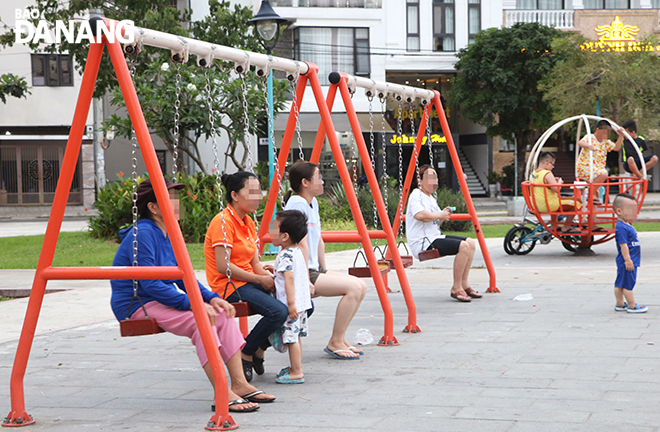 Người dân vui chơi tại Công viên đường Hồ Nghinh (quận Sơn Trà) không mang khẩu trang theo quy định. (Ảnh chụp chiều 27-4)